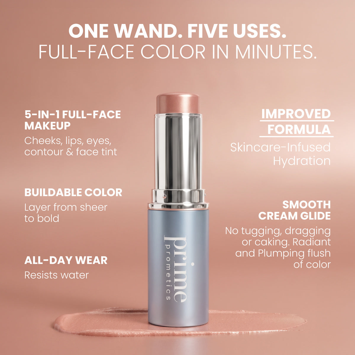 Der PrimePrometics™ PrimeWand Trinity steht aufrecht auf einem Streifen cremiger Textur. Der Text hebt die 5-in-1-Anwendungsmöglichkeiten, die schichtbare Farbe, den ganztägigen Halt, die verbesserte Formel und das sanfte Auftragen hervor. Dieses speziell für die Bedürfnisse reifer Haut entwickelte Make-up in Form eines Cremestifts ist mit pflegenden Wirkstoffen angereichert und sorgt für ein strahlendes Finish. Ein zartrosa Hintergrund rundet das Bild ab.