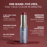 Der PrimePrometics™ PrimeWand Trinity Creme-Stift steht aufrecht auf einer roten Unterlage und trägt einen Schriftzug, der seine 5-in-1-Vielseitigkeit für Wangen, Lippen, Augen, Konturierung und das gesamte Gesicht hervorhebt; seine mit Hautpflegewirkstoffen angereicherte Formel; die schichtbare Farbe, die sanft über die Haut gleitet; sowie den ganztägigen, wasserfesten Halt – was ihn ideal für die Make-up-Routine reifer Haut macht.