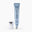 Eine blaue Tube mit der Aufschrift „PrimePrometics™ PrimeLift Instant Eye Tightener“, die speziell gegen Tränensäcke und feine Fältchen unter den Augen entwickelt wurde, steht mit silberner Kappe offen vor einem weißen Hintergrund.